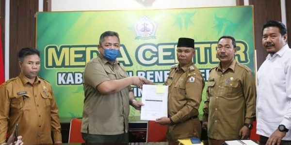 Serah Terima Barrier Dengan Kepala BKSDA Aceh Ditandatangani Oleh Wakil Bupati Bener Meriah